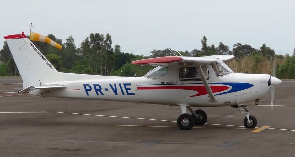 Cessna C152 matrícula PR-VIE no pátio do Aeroclube de Presidente Prudente