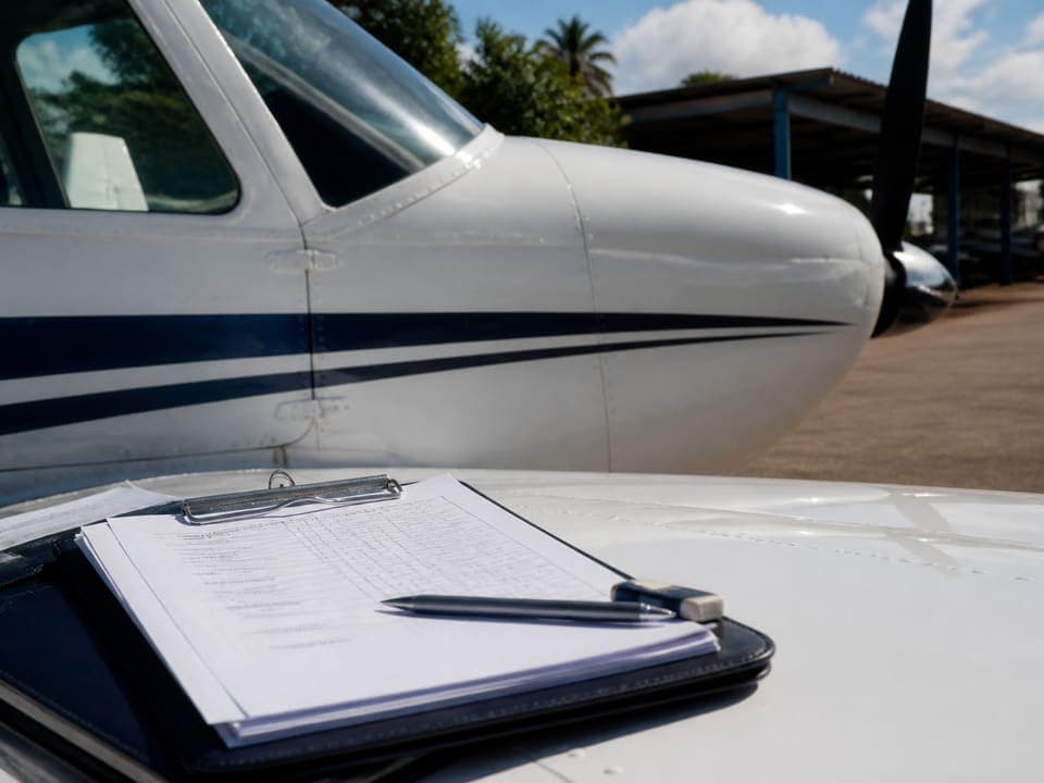Aeronave de treinamento no pátio do aeroclube