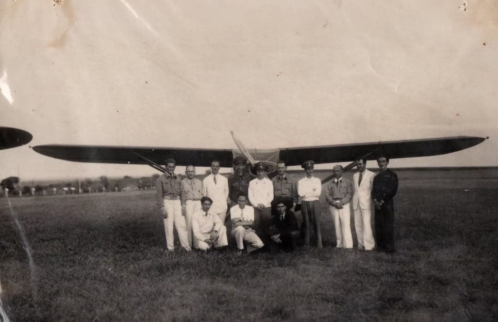 Grupo histórico do Aeroclube de Presidente Prudente diante de aeronave monomotor